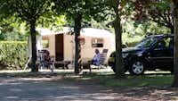 Camping Les Ilots de St. Val - Camper, die sich vor ihrem Wohnmobil entspannen