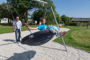 Camping Les Ilots de St. Val - Gäste auf dem Spielplatz für Kinder im Grünen auf dem Campingplatz