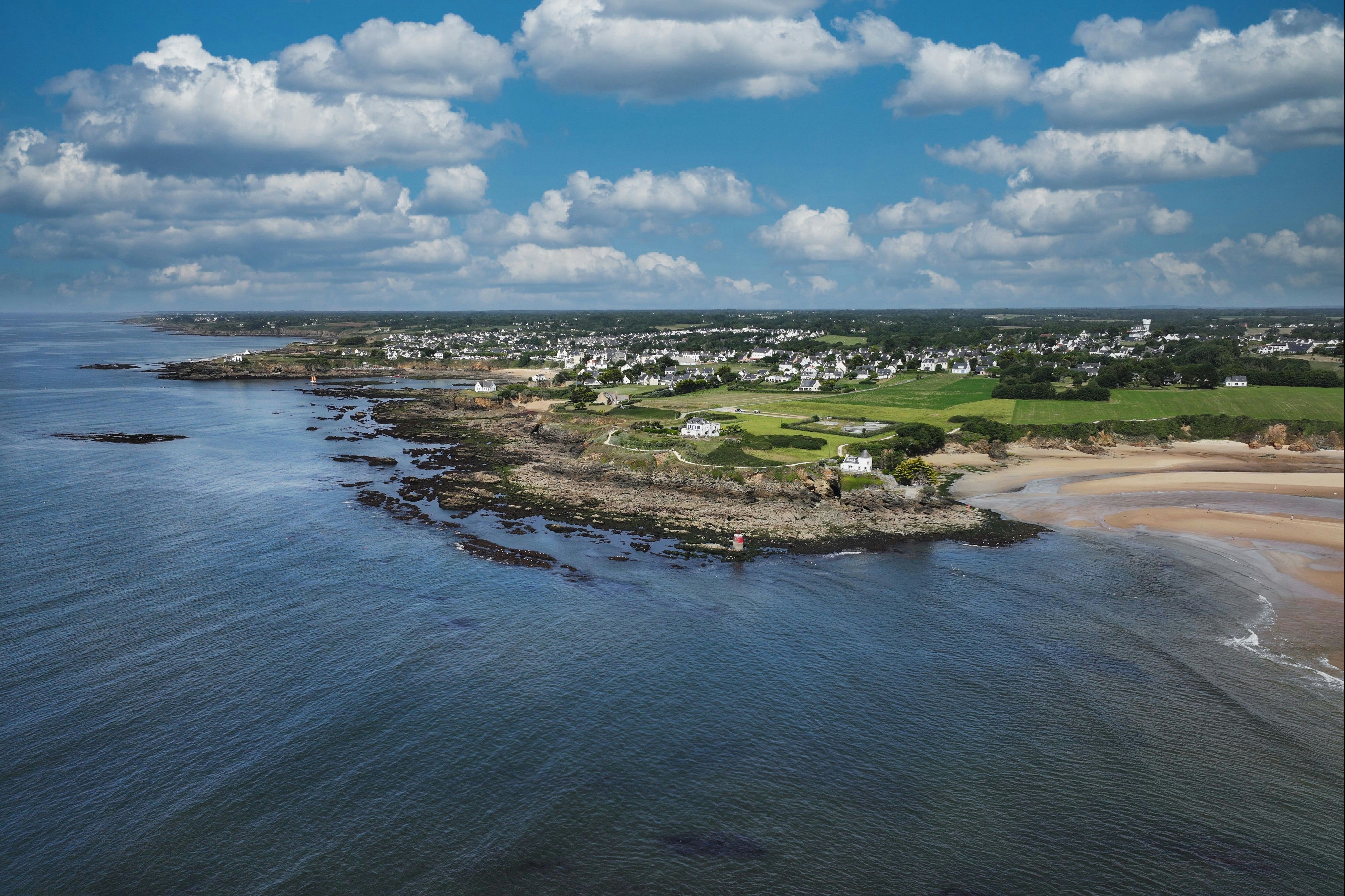 Flower Camping Les Jardins de Kergal  - Luftaufnahme des Campingplatzes am Meer