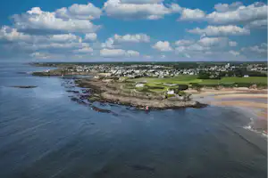 Flower Camping Les Jardins de Kergal - Luftaufnahme des Campingplatzes am Meer