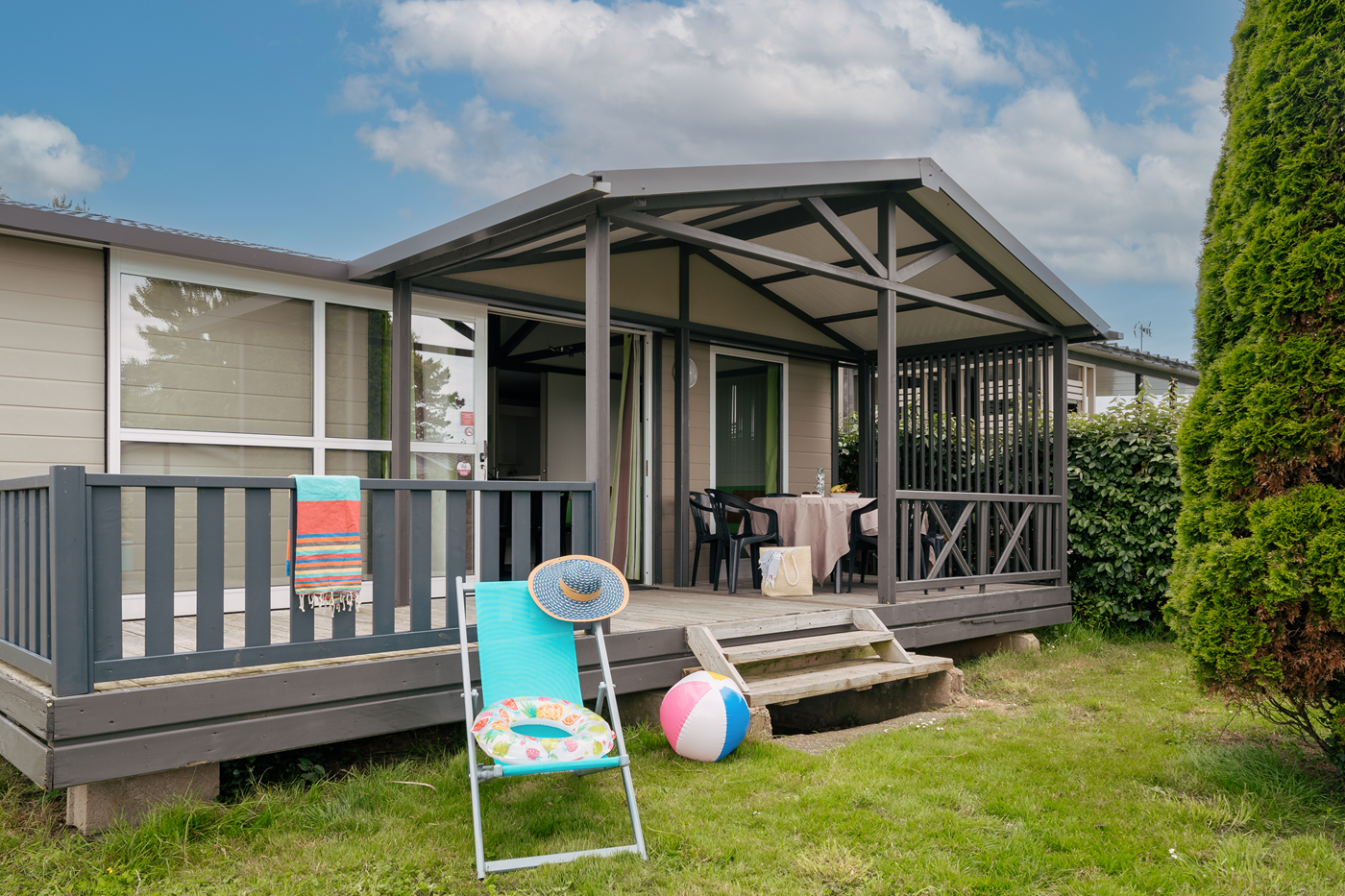 Flower Camping Les Jardins de Kergal  - Mobilheim mit Terrasse auf dem Campingplatz