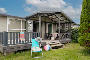 Flower Camping Les Jardins de Kergal - Mobilheim mit Terrasse auf dem Campingplatz