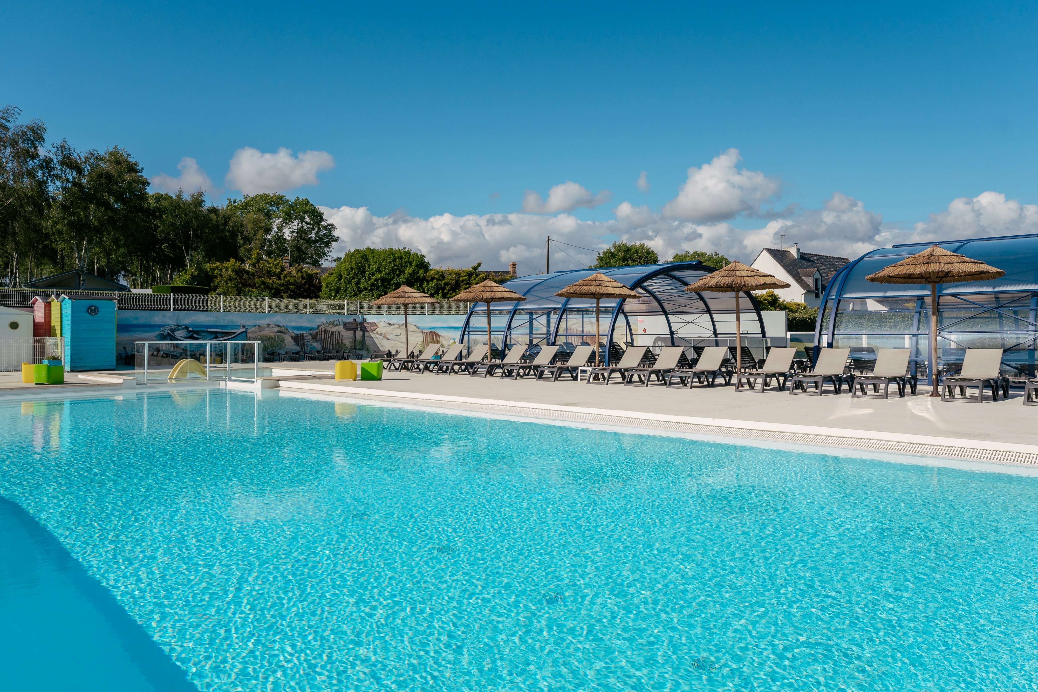 Flower Camping Les Jardins de Kergal  - Pool im Freien mit Liegestühlen und Sonnenschirmen