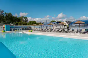 Flower Camping Les Jardins de Kergal - Pool im Freien mit Liegestühlen und Sonnenschirmen