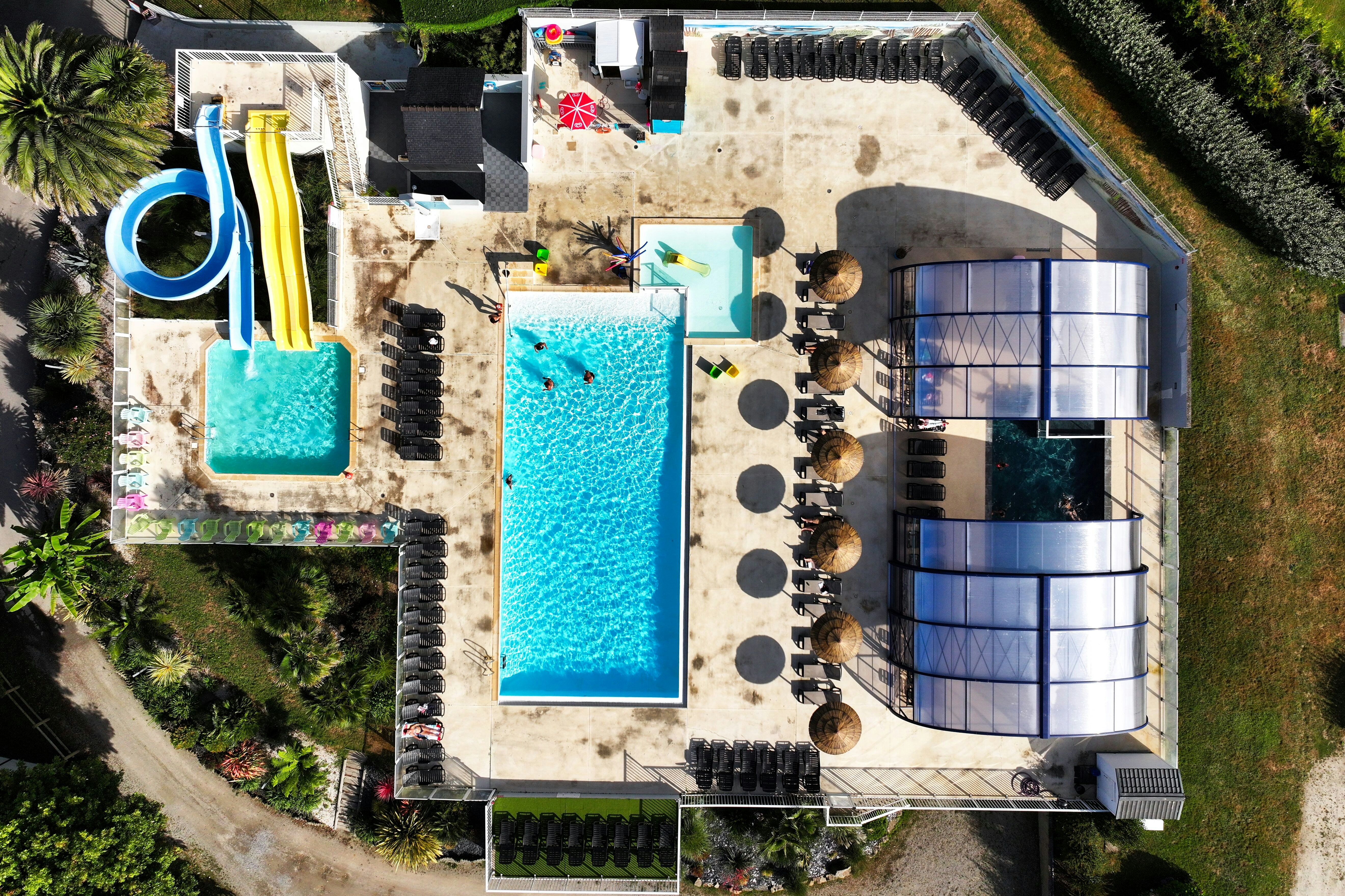 Flower Camping Les Jardins de Kergal - Freibad mit mehreren Becken und Rutschen