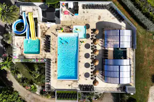 Flower Camping Les Jardins de Kergal - Freibad mit mehreren Becken und Rutschen