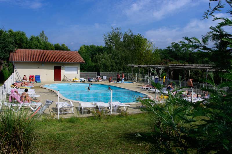 Camping Les Jardins de l'Adour -  Poolbereich mit Liegefläche