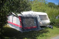 Camping Les Jardins de l'Atlantique  -  Wohnmobil auf dem Campingplatz im Grünen
