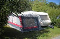 Camping Les Jardins de l'Atlantique  -  Wohnmobil auf dem Campingplatz im Grünen