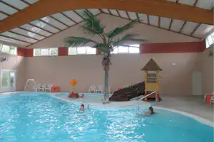Camping Les Jardins de l'Atlantique - Indoor Pool vom Campingplatz mit Kinderbecken