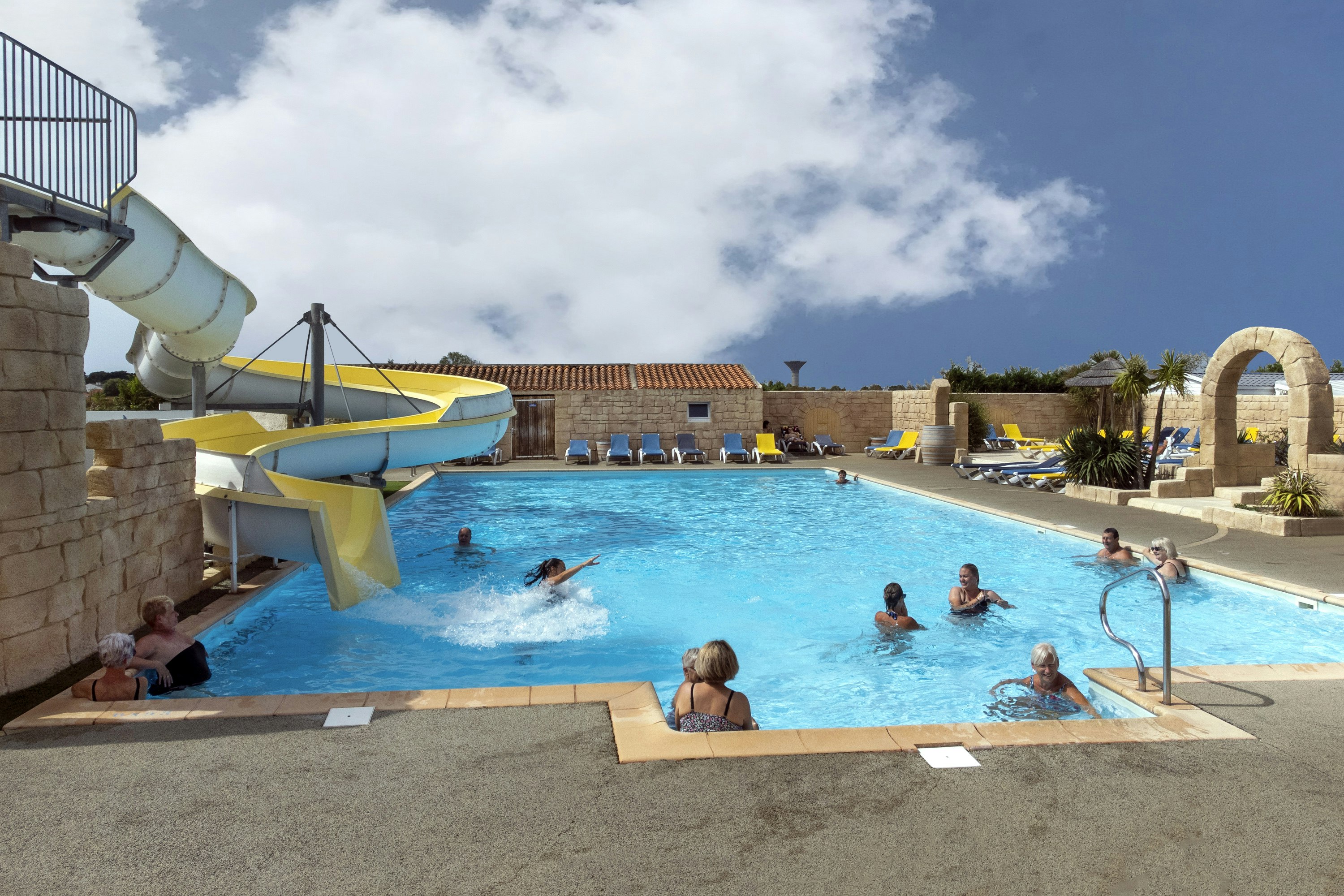 Camping Les Jonquilles  Camping Paradis Les Jonquilles - Freibad mit Rutsche auf dem Campingplatz