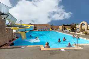 Camping Les Jonquilles Camping Paradis Les Jonquilles - Freibad mit Rutsche auf dem Campingplatz
