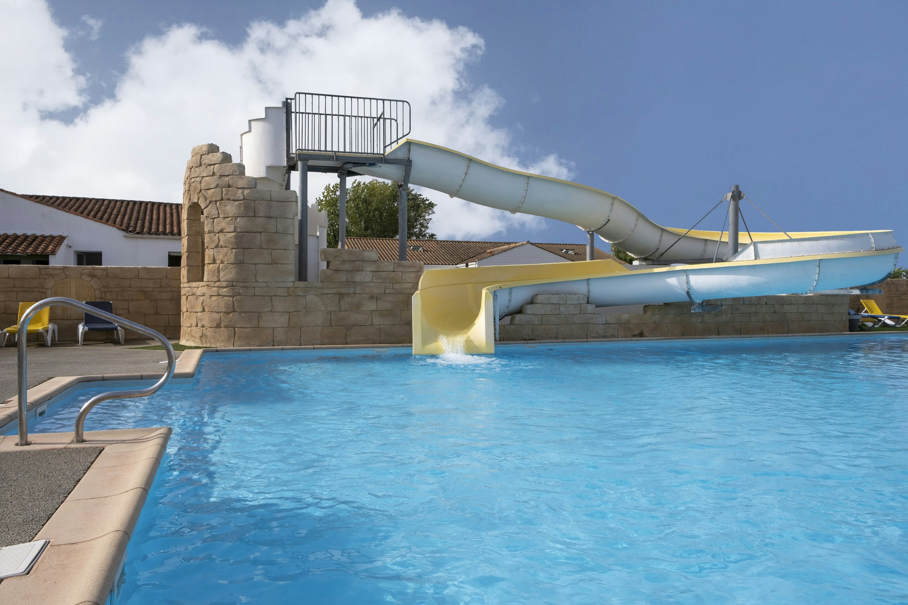 Camping Les Jonquilles  Camping Paradis Les Jonquilles - Rutsche im Freibad des Campingplatzes