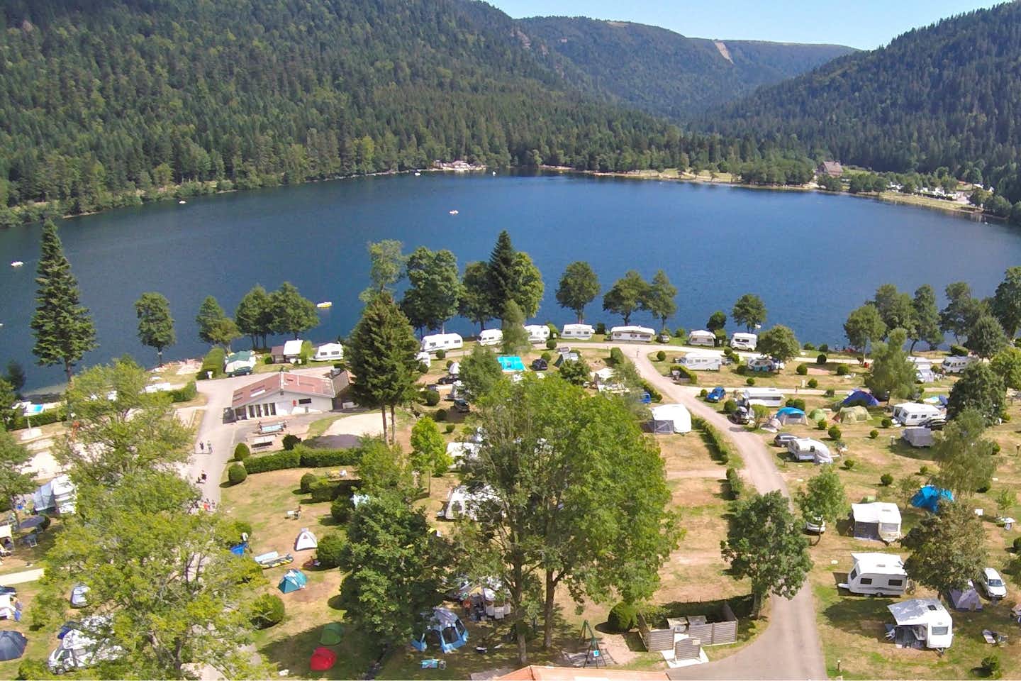 Camping Les Jonquilles  -  Übersicht auf den Campingplatz und den Lac du Longmer