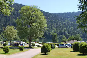 Camping Les Jonquilles - Wohnwagen- und Zeltstellplatz mit Blick auf den See