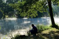 Camping Les Lacs de Courtès - Angler am Fluss beim Campingplatz