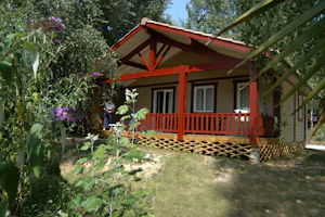 Camping Les Lacs de Courtès - Chalet auf dem Campingplatz mit überdachter Veranda