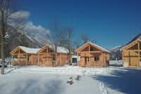 camping les lacs de maurienne  -  schneebedeckte Mobilheime vom Campingplatz im Winter