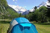 Camping Les Lanchettes - Zelt auf dem Stellplatz mit den Alpen im Hintergrund