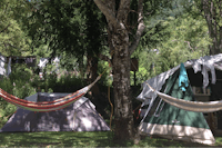 Camping Les Lanchettes -Zelte auf dem Stellplatz zwischen Bäumen mit Hängematten