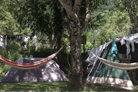 Camping Les Lanchettes -Zelte auf dem Stellplatz zwischen Bäumen mit Hängematten