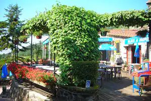 Camping Les Lavandes - Veranda der Snackbar auf dem Campingplatz mit Sitzgelegenheiten