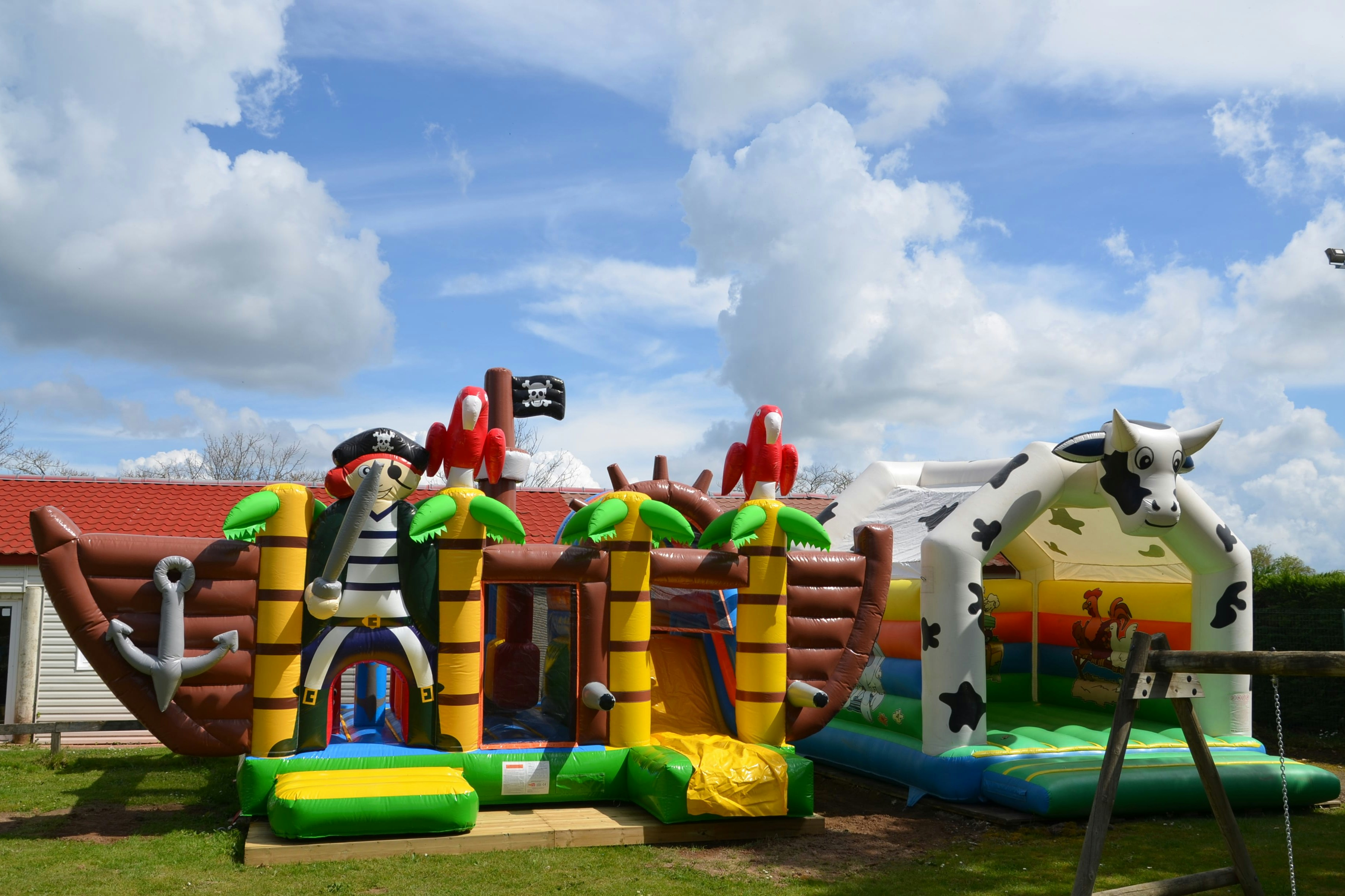 Camping Les Logeries - Hüpfburgen auf Campingplatz