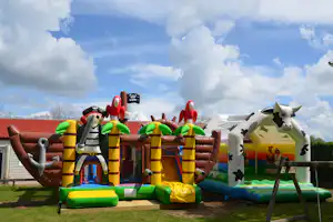 Camping Les Logeries - Hüpfburgen auf Campingplatz
