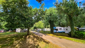 Camping les Magnanas - Standplätze im Grünen auf dem Campingplatz