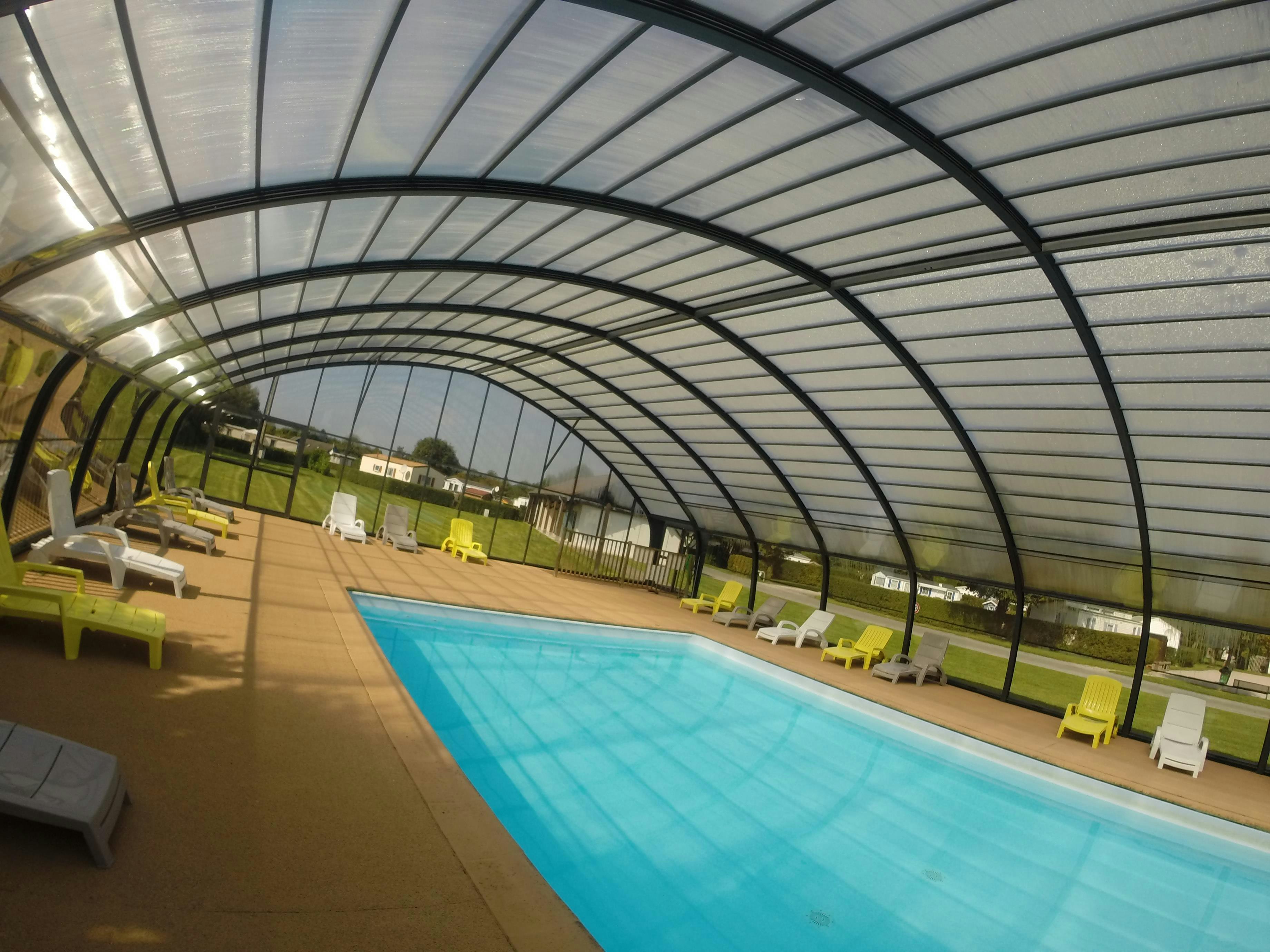 Camping Seasonova les Marguerites  Camping Les Marguerites - Überdachter Pool auf dem Campingplatz