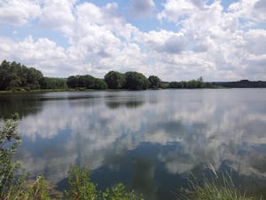 Camping Seasonova les Marguerites Camping Les Marguerites - Blick auf den See am Campingplatz