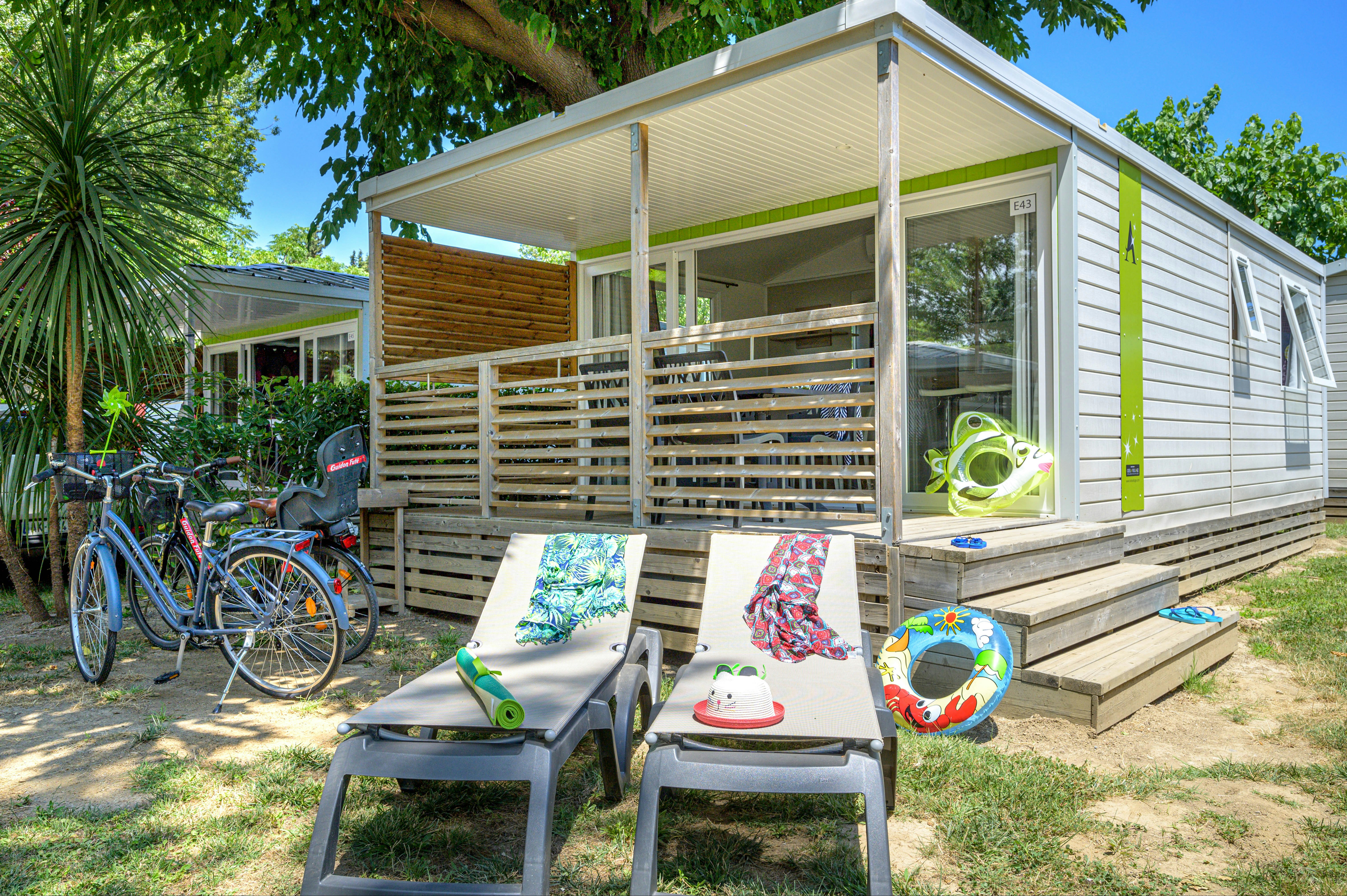 Camping Les Marsouins - Ciela Village - Mobilheim mit Terrasse auf dem Campingplatz