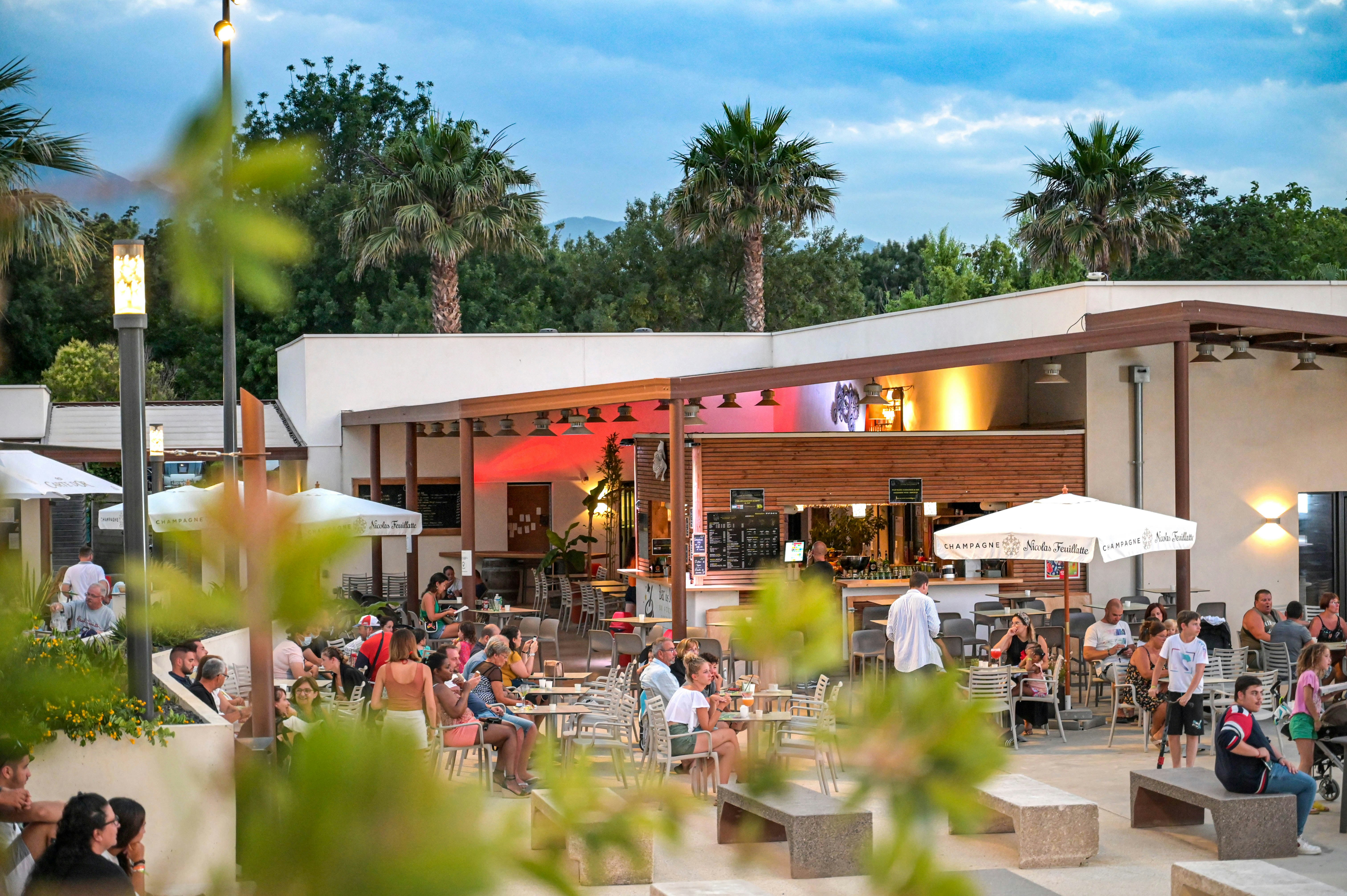Camping Les Marsouins - Ciela Village - Terrasse des Restaurants auf dem Campingplatz