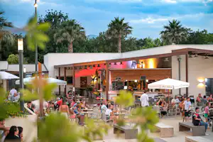 Camping Les Marsouins - Ciela Village - Terrasse des Restaurants auf dem Campingplatz