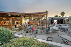 Camping Les Marsouins - Ciela Village - Terrasse des Restaurants auf dem Campingplatz
