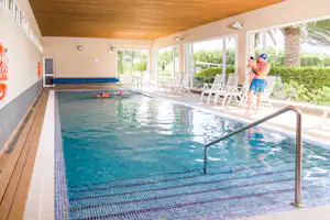 Camping Les Medes - Indoor Pool vom Campingplatz