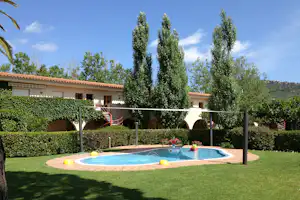 Camping Les Medes - Kinderbecken mit Sonnensegel und Hauptgebäude vom Campingplatz