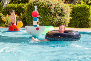 Camping Les Medes - spielende Kinder im Kinderbecken vom Campingplatz