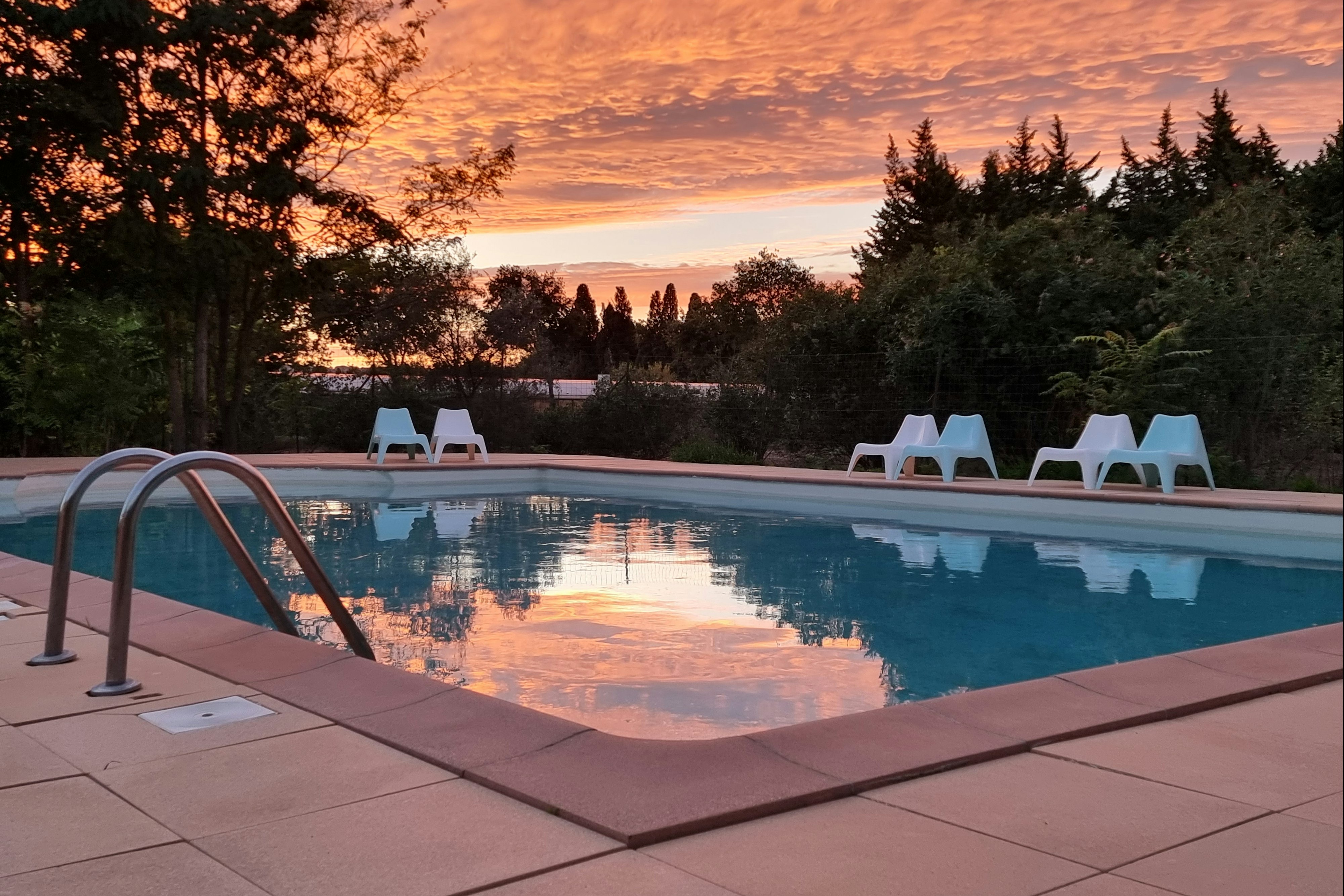 Camping Les Micocouliers - Sonnenuntergang über dem Freibad des Campingplatz
