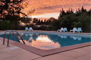 Camping Les Micocouliers - Sonnenuntergang über dem Freibad des Campingplatz