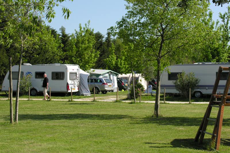 Camping Les Micocouliers - Wohnmobil- und  Wohnwagenstellplätze im Grünen