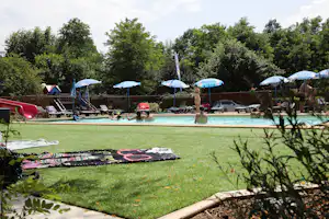 Camping Les Mijeannes - Gäste liegen am Pool in der Sonne