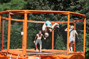 Camping Les Mijeannes - Kinder spielen auf einer Sprungmatte