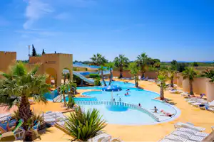 Camping Les Mimosas - Campingplatz mit Pool,Wasserrutsche, Liegestühlen und Sonnenschirmen
