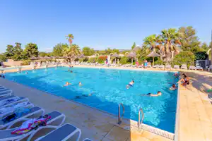 Camping Les Mimosas - Pool und liegenstühlen auf dem Campingplatz
