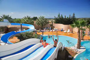 Camping Les Mimosas Yelloh! Village Les Mimosas - Poolbereich mit Wasserrutsche auf dem Campingplatz