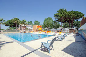 Camping Les Jardin D'Agathe Camping les Mimosas Agde - Pool im Freien mit Liegestühlen und Sonnenschirmen