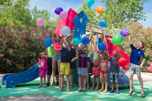 Camping Les Mimosas - Kinder auf dem Spielplatz vom Campingplatz