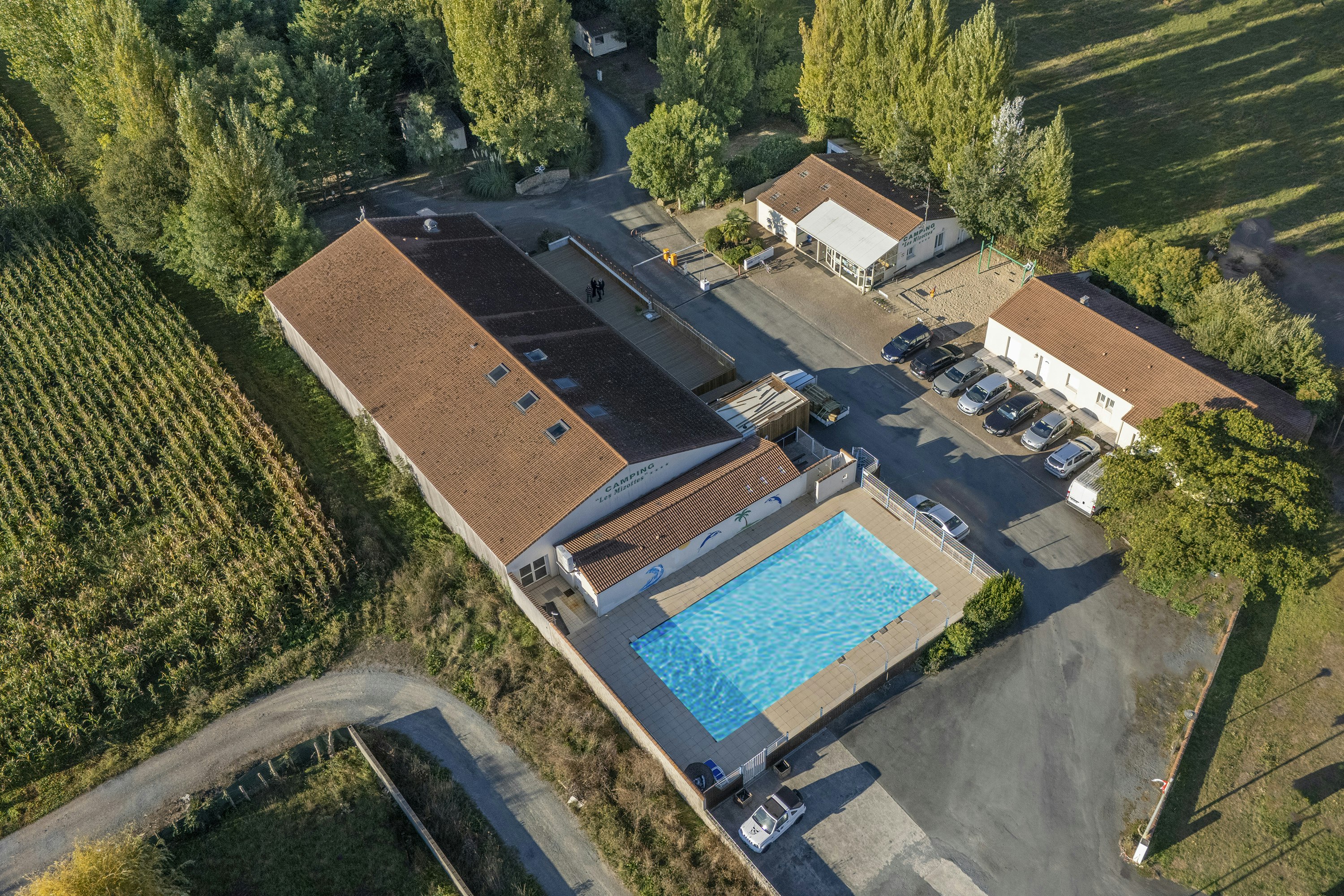 Camping Les Mizottes  - Luftaufnahme des Campingplatzes mit Freibad