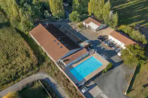 Camping Les Mizottes - Luftaufnahme des Campingplatzes mit Freibad